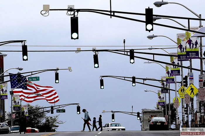 Đèn giao thông dày đặc trên đường phố Newark, Mỹ